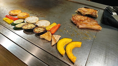 鉄板で焼かれた野菜とお肉
