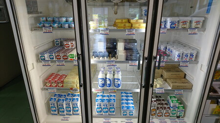 大内山ミルクランド　冷蔵庫の中の乳製品