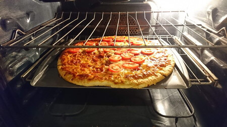 オーブンでピザを焼く