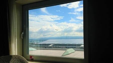お部屋の窓から見える飛行機