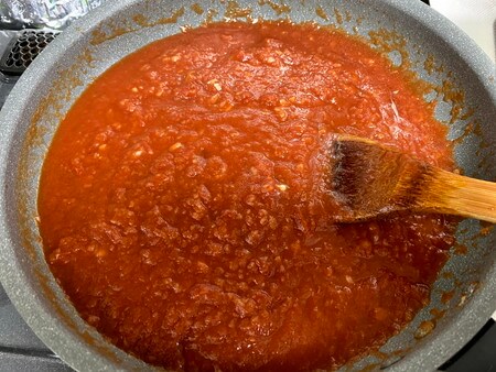 フライパンにトマト缶を入れて煮詰める