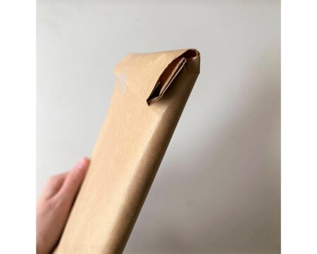 包装紙で包んだ本　端を折る